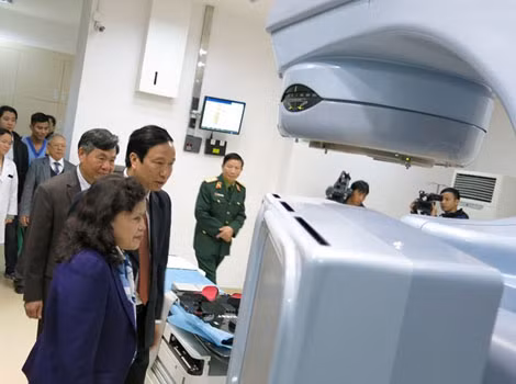 Vận hành Trung tâm dịch vụ xạ trị Vinmec là đội ngũ chuyên gia, bác sĩ có uy tín trong lĩnh vực ung bướu được đào tạo tại nước ngoài.