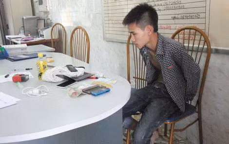Vũ Ngọc Dương cùng tang vật tại cơ quan Công an