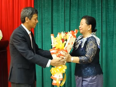 Lãnh đạo tỉnh Sóc Trăng tặng hoa lãnh đạo đoàn công tác Bộ Văn hóa – Nghệ thuật Vương quốc Campuchia.