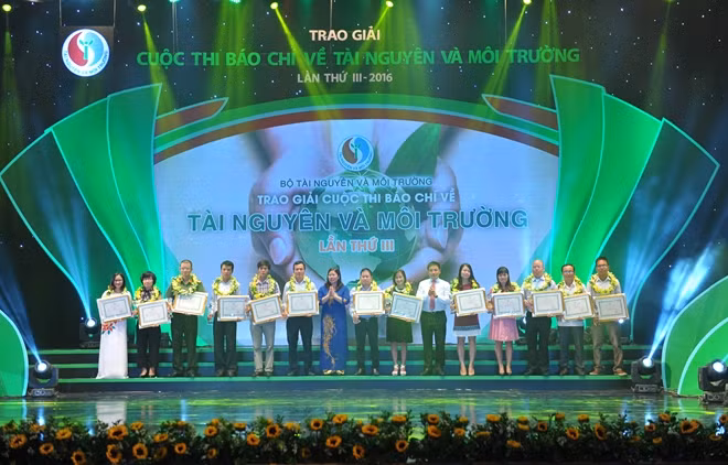 Đại diện báo CAND (thứ 3 từ trái sang) nhận giải khuyến khích