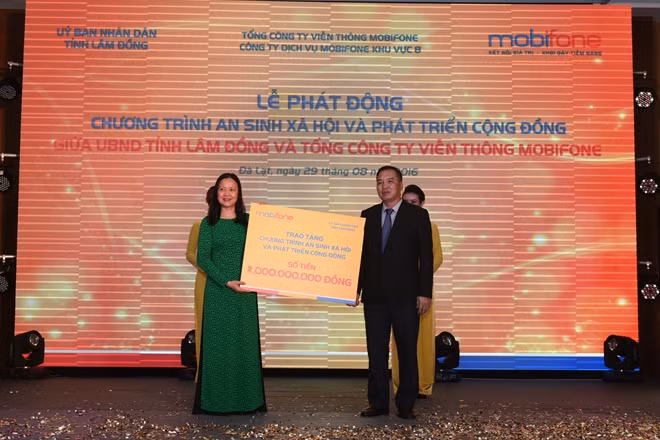 Đại diện MobiFone trao tặng 2 tỉ đồng cho tỉnh Lâm Đồng