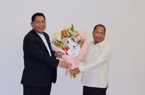 Đồng chí Niê Thuật, Bí thư Tỉnh ủy tỉnh Đắk Lắk tặng hoa chúc mừng đồng chí Xổm Kẹo Xi La Vông.