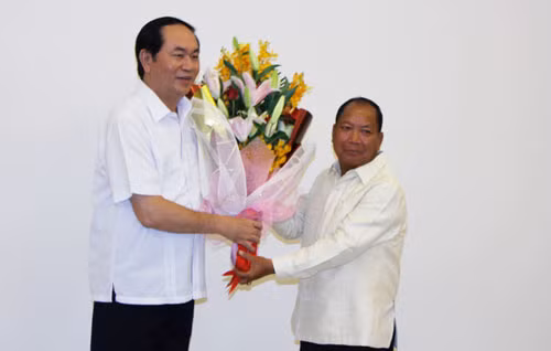 Bộ trưởng Trần Đại Quang tặng hoa chúc mừng Bộ trưởng Xổm Kẹo Xi La Vông.