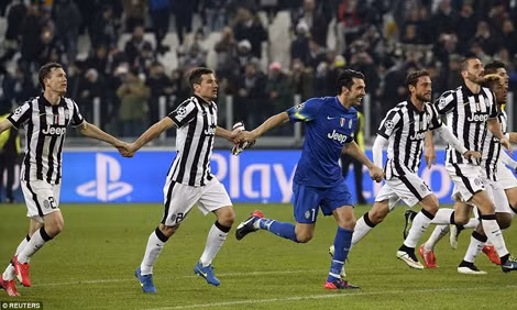 Các cầu thủ Juventus ăn mừng sau chiến thắng 2-1 trên sân nhà (Ảnh – Dailymail.com).
