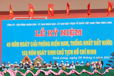 Phó Thủ tướng Chính phủ Nguyễn Xuân Phúc phát biểu tại lễ kỷ niệm 40 giải phóng miền Nam, thống nhất đất nước tại tỉnh Vĩnh Long.