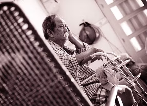 Nhà văn Mạc Can bị đau phải dùng nạng sắt. Ảnh: Nguyên Trương.