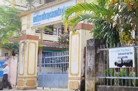 Một số trường học ở Đông Hà tăng cường bảo vệ để đảm bảo an ninh học đường.