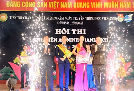Thiếu tướng Lê Minh Hùng, Phó Giám đốc Học viện ANND trao giải Nhất cho thí sinh Trương Thị Huệ Nhi và Nguyễn Thành Tuân.