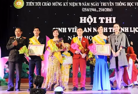 Thiếu tướng Bùi Trung Thành, Phó Giám đốc Học viện ANND và Á hậu Huyền My trao giải Nhì cho các thí sinh đoạt giải.