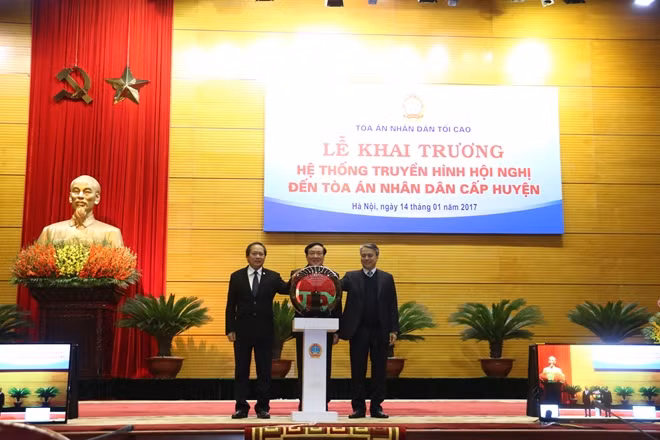 Các đại biểu bấm nút khai trương mạng lưới truyền hình hội nghị đến TAND cấp huyện.