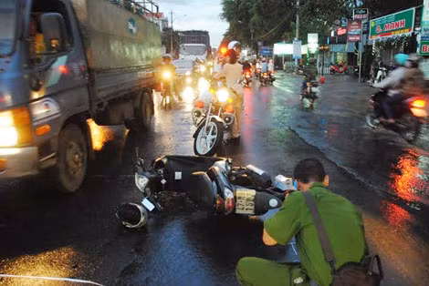Lực lượng CSGT có mặt điều tiết giao thông và điều tra làm rõ vụ tai nạn.