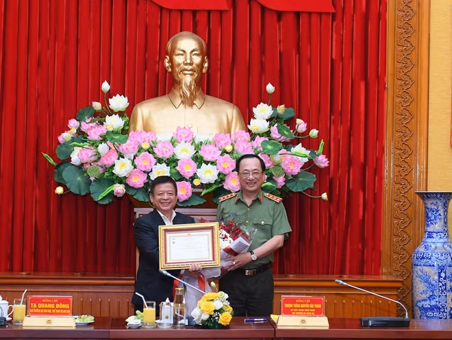 Thứ trưởng Nguyễn Văn Thành đã trao Kỷ niệm chương “Bảo vệ an ninh Tổ quốc” tặng PGS.TS, Nhạc sĩ Đỗ Hồng Quân