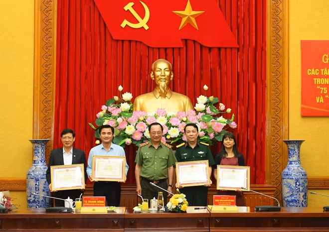 Thứ trưởng Nguyễn Văn Thành trao Bằng khen của Bộ Công an tặng các tập thể, cá nhân.