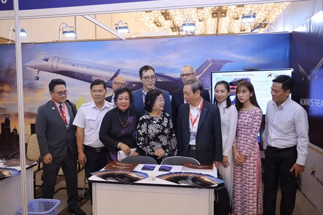 Các đại biểu tham quan các gian hàng triển lãm