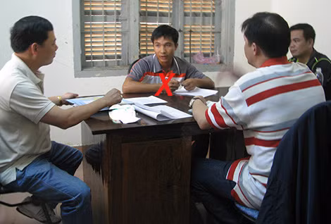 Kiều Quốc Huy (dấu X) cũng chính là “tác giả” của những tin đồn về việc vợ chồng anh B. phải bỏ xứ trốn nợ.