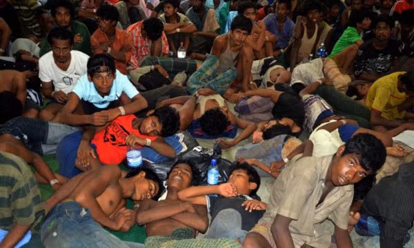 Người di cư Rohingya mệt lả vì đói khát.