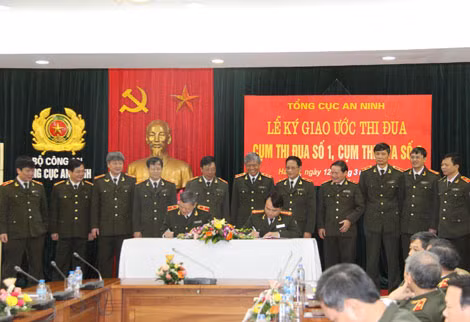 Đại diện Cụm thi đua số 2 ký giao ước thi đua.