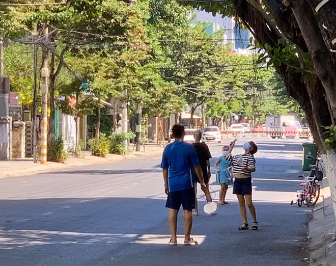 Nhjp sống bên trong một tuyến phố bị phong tỏa