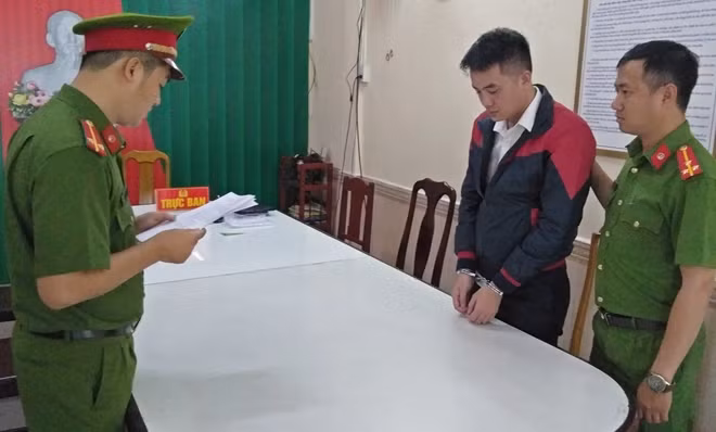 Cơ quan CSĐT Công an TP Đà Nẵng tống đạt quyết định bắt tạm giam Vũ Xuân Ngữ chiều 7-1