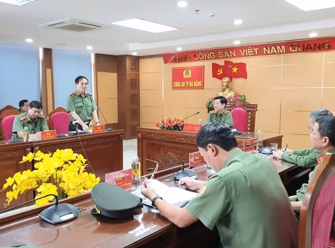 Thiếu tướng Vũ Xuân Viên, Giám đốc Công an TP Đà Nẵng báo cáo với Thứ trưởng Nguyễn Văn Sơn kết quả công tác phòng chống dịch COVID-19 và đảm bảo ANTT