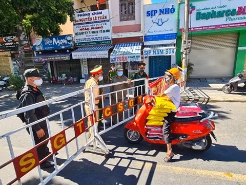 Một người dân chở gạo đến tặng cho bếp ăn của bệnh viện để giúp bệnh nhân và người nhà.