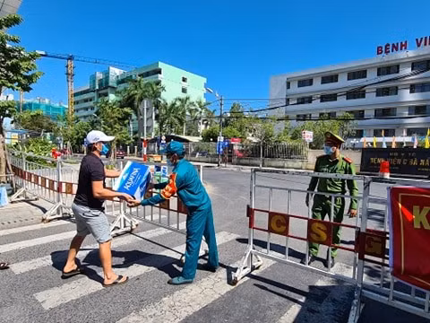 Người dân tặng nước cho lực lượng phong tỏa
