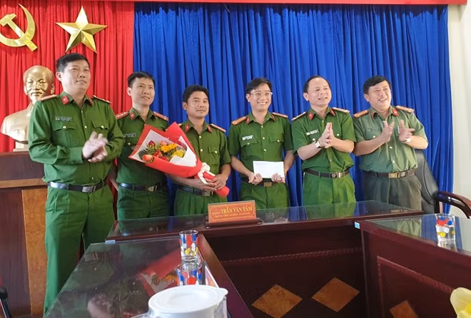 Lãnh đạo UBND quận Thanh Khê và Công an quận biểu dương, khen thưởng Đội Cảnh sát Hình sự