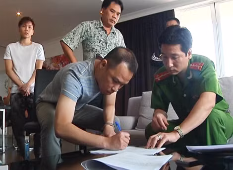 Tô Công Hưng ký vào biên bản phạm pháp quả tang.
