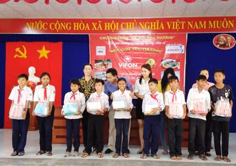Trao quà cho các em học sinh nghèo vượt khó.