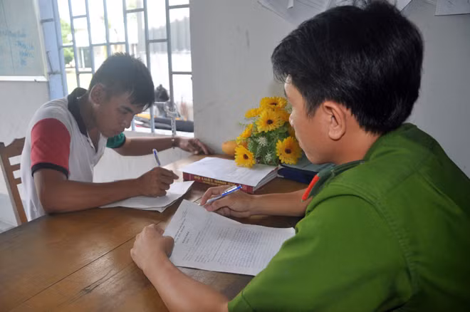 Lấy lời khai đối tượng.