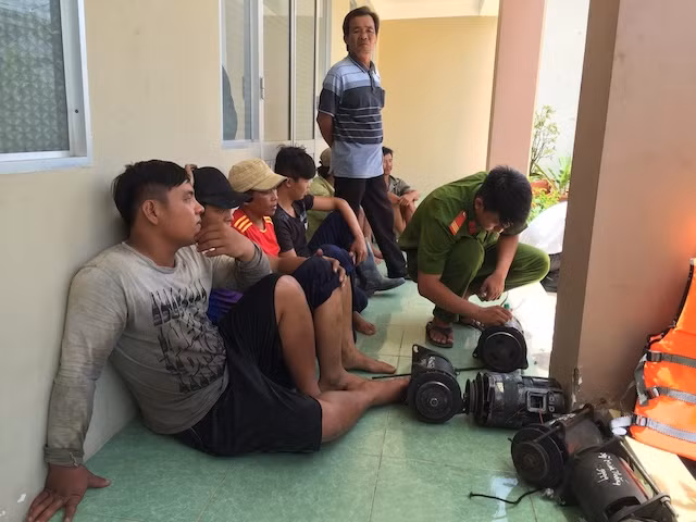 Chủ phương tiện và phương tiện bị tạm giữ.