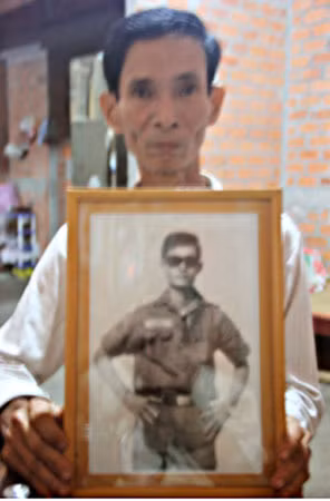 Cựu Thượng sĩ Nguyễn Văn Sang và tấm ảnh chụp ông lúc còn là Trung sĩ Quân cảnh.