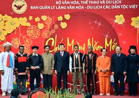 Chủ tịch nước Trương Tấn Sang chụp ảnh lưu niệm cùng đại diện đồng bào các dân tộc.