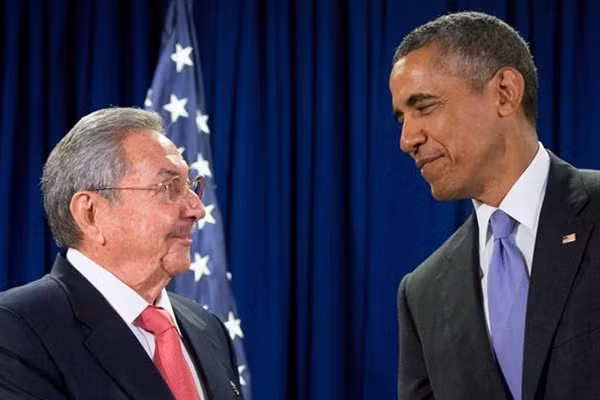 Tổng thống Obama và và Chủ tich Cuba Raul Castro gặp nhau trước phiên họp tại trụ sở Liên Hợp Quốc, ngày 29-9-2015. Ảnh: AP