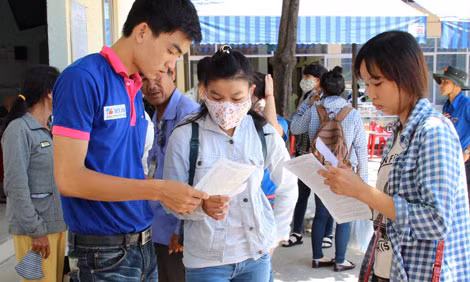 Tình nguyện viên túc trực tại bến xe phía Nam TP Huế hướng dẫn sĩ tử đến nhà trọ miễn phí.