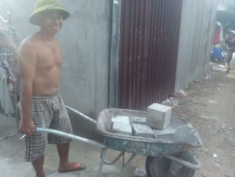 Ông làm đủ nghề để sống.