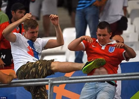 Cổ động viên Nga đến EURO 2016 với khí thế “tấn công” hừng hực.