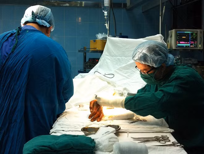 Ê kíp các bác sĩ Bệnh viện Chấn thương – Chỉnh hình TP Hồ Chí Minh thực hiện ghép da cho bệnh nhân T.