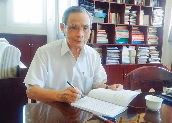 Anh hùng Lao động, Nhà giáo ưu tú Lê Công Cơ.