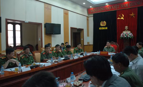 Thứ trưởng Bùi Văn Thành điều hành thảo luận.