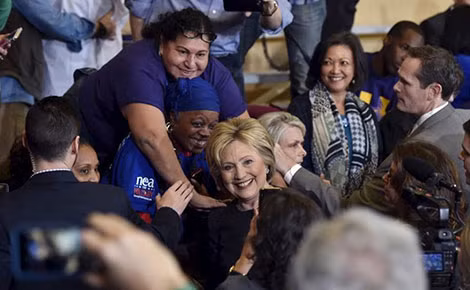 Hai mật vụ ngăn không cho một người phụ nữ chạm vào bà Clinton tại bang Nevada ngày 13-2-2016.