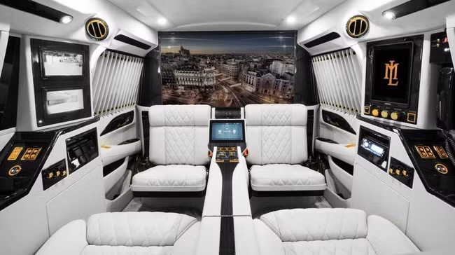 Cadillac Escalade được hãng độ xe nổi tiếng Lexani Motorcars "hô biến" thành Cadillac Escalade Sky Captain Piano Edition.