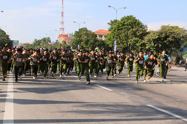 Các vận động viên Công an tỉnh Quảng Bình tham gia tập luyện rèn luyện thể lực chuẩn bị cho Hội thao CAND năm 2016 được tổ chức tại Quảng Bình.