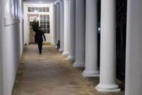 Obama đi bộ từ Cánh Tây đến sảnh chính Nhà Trắng.