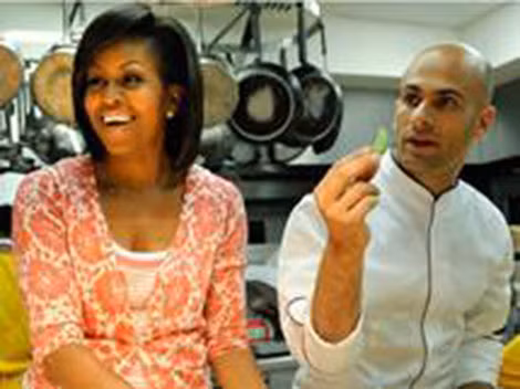 Michelle Obama và bếp trưởng Sam Kass.