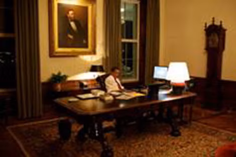 Obama đọc các bức thư từ người dân Mỹ gửi đến vào một đêm tháng 3-2009.