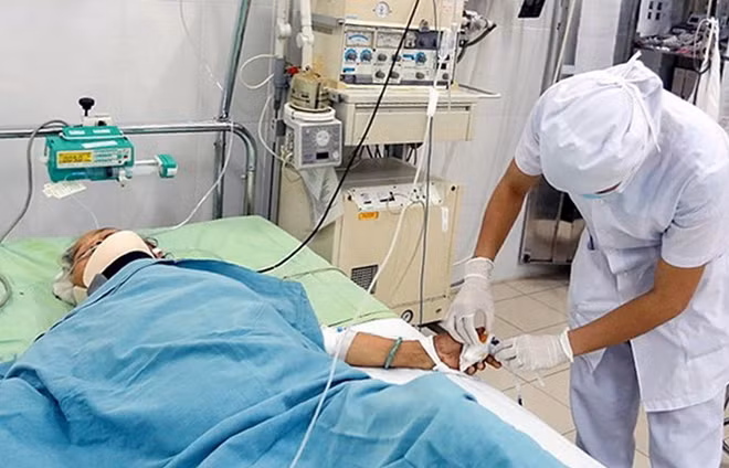 Nạn nhân đang được cấp cứu tại Bệnh viện Đa khoa Khánh Hòa.
