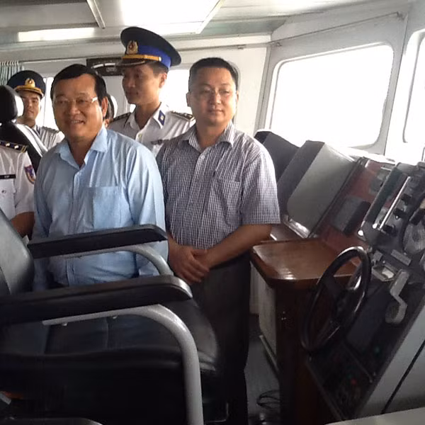 Lãnh đạo Ban tuyên giáo và các phóng viên thăm tàu CSB 8003.