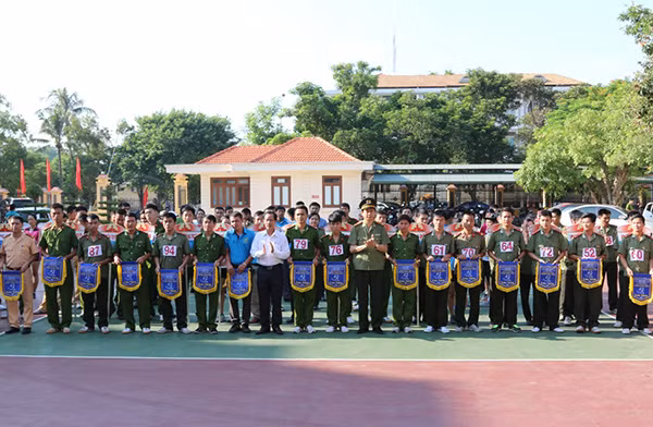 Đại tá Nguyễn Quốc Tường-Phó Giám đốc Công an Quảng Bình và ông Lê Văn Xuân-Phó Giám đốc Sở Văn hóa-Thể thao-Du lịch Quảng Bình tặng cờ, động viên các vận động viên Công an Quảng Bình thi đấu để lựa chọn cho Hội thao CAND.