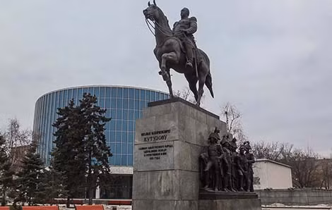 Bảo tàng Bức tranh tròn Borodino và tượng Nguyên soái Kutuzov.